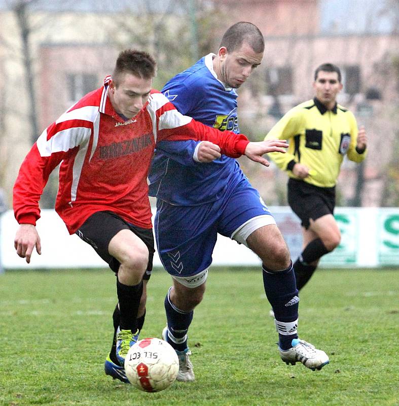 Fotbalisté Neštěmic (modří) doma porazili Velké Březno 2:0.