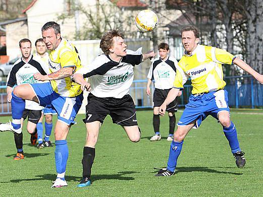 Fotbalisté Přestanova (žluté dresy) urvali cenný bod na hřišti Mojžíře za remízu 2:2.
