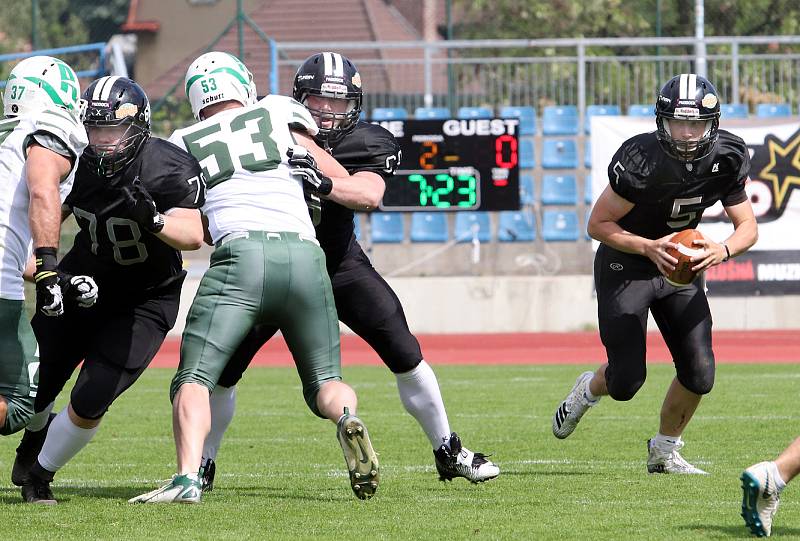 Paddock liga 2019. Ústečtí Blades (černé dresy) přehráli při prvním utkání na městském stadionu Alligators Brno (bílo-zelené dresy) 30:0.