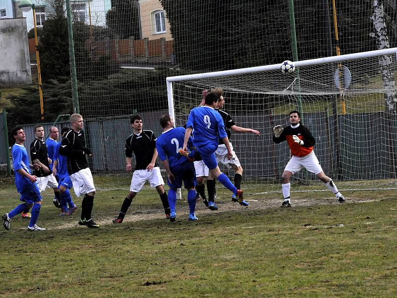 Fotbalisté Libouchce (tmavé dresy) prohráli na hřišti Šluknova 1:2.