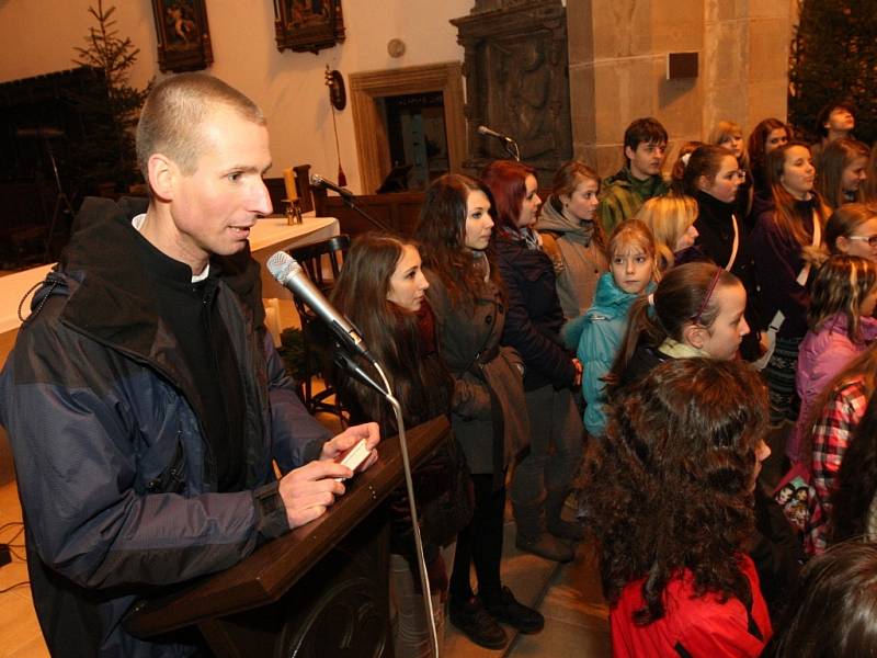 Ústečané se připojili k akci Česko zpívá koledy. Kostel Nanebevzetí Panny Marie zaplnili do posledního místa.