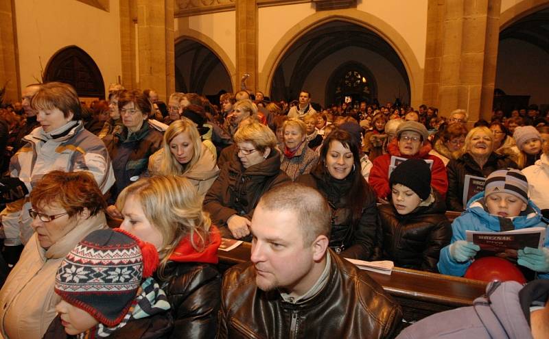 Ústečané se připojili k akci Česko zpívá koledy. Kostel Nanebevzetí Panny Marie zaplnili do posledního místa.