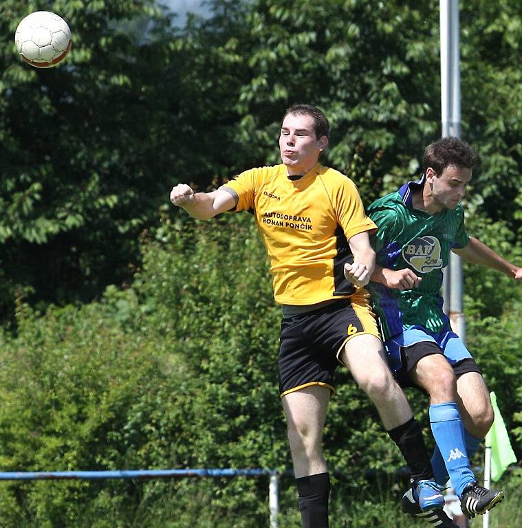 Fotbalisté Chabařovic B (zeleno-modří) porazili Telnici 3:2 po penaltách.