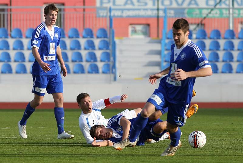 Ústečtí fotbalisté (bílí) doma rozstříleli Kolín 5:1.