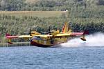Speciální hasičská letadla Canadair CL-415 nabírají vodu z jezera Milada