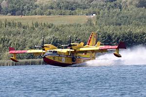 Speciální hasičská letadla Canadair CL-415 nabírající vodu z jezera Milada