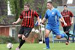 Fotbalisté Chuderova (pruhovaní) doma porazili Jiříkov 4:1.