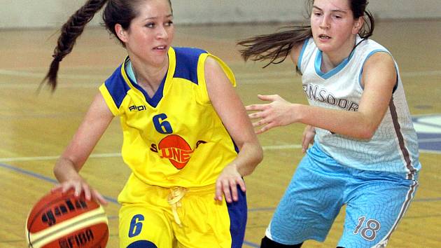 Basketbalistky Slunety (žluté dresy) doma přejely Varnsdorf 99:43. 