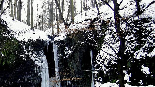 Budovské vodopády i v zimě dokáží učarovat.