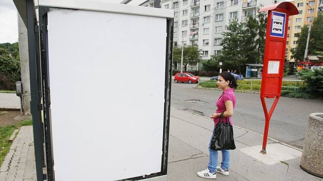 Zastávka u Květu má vytlučené sklo už rok. Stejně jsou na tom další, v úterý nově přibyl zničený přístřešek pod poliklinikou. Řada jich je posprejovaných či poplivaných.