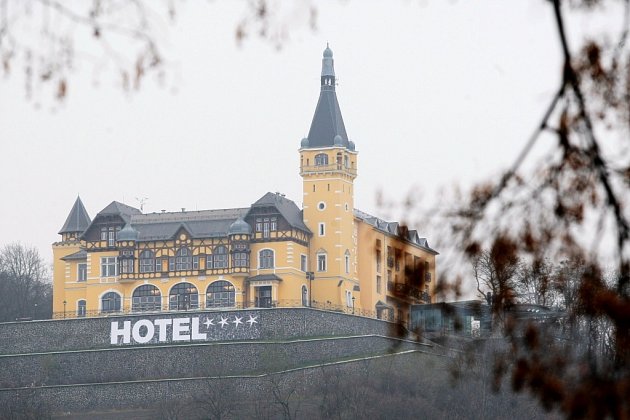 Ústecká Větruše dokonala svou proměnu. K vyhlídkové věži a restauraci přirostl hotel a nově také obří nápis. Mnohým Ústečanům to připomíná  nápis Hollywood v Los Angeles.