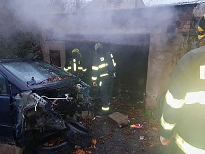 Hasiči v úterý 6. prosince spěchali k požáru garáže v Dolních Zálezlech
