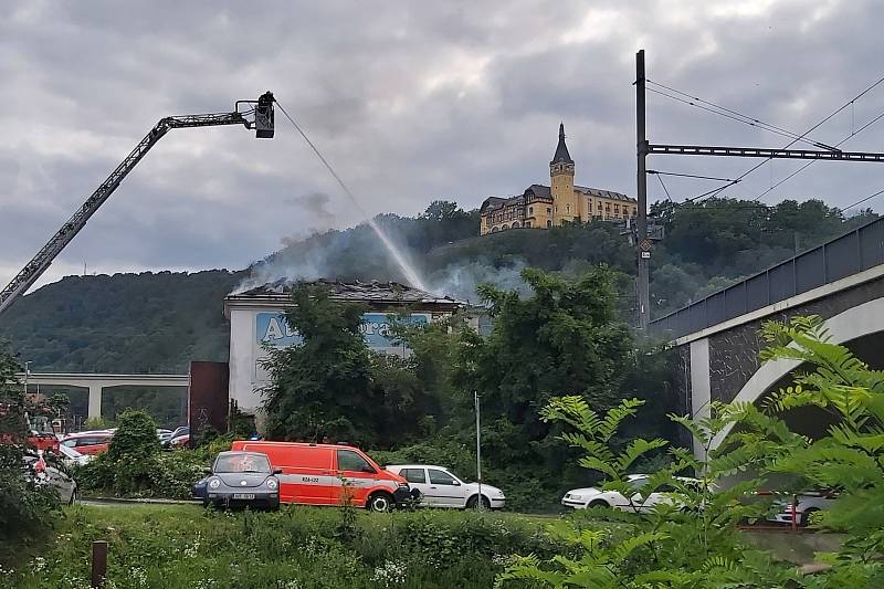 Požár bývalého autobazaru v Přístavní ulici v Ústí nad Labem