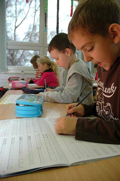 Žáci první třídy Základní školy SNP si vyzkoušeli nové písmo