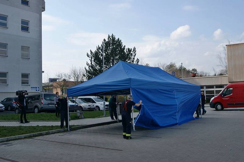 Hasiči stavěli odběrové stany v Ústí nad Labem.