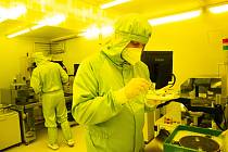 Vědečtí pracovníci Centra pro výzkum nanomateriálů a biotechnologií ukázali novinářům nákladně pořízené vybavení nových laboratoří.