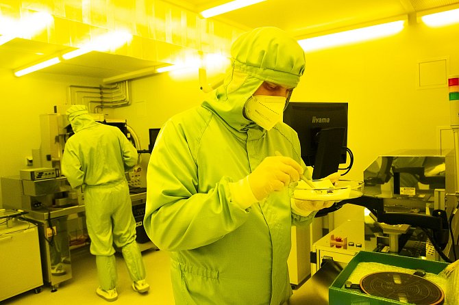 Vědečtí pracovníci Centra pro výzkum nanomateriálů a biotechnologií ukázali novinářům nákladně pořízené vybavení nových laboratoří.