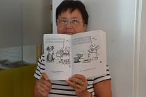 Naďa Chodovská s knihou vtipů zesnulého humorista a autora kreslených vtipů Pavla Kantorka.