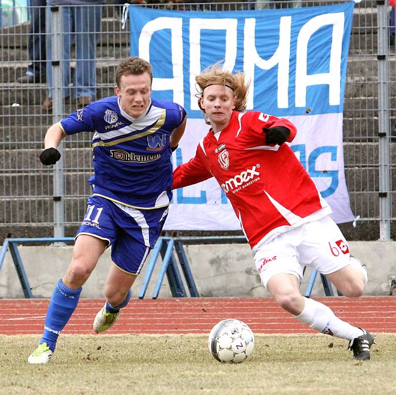 Ústečtí fotbalisté (modří) doma porazili Pardubice 1:0.