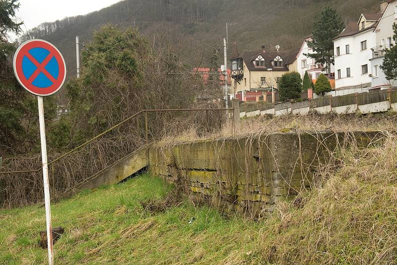 Zmizelé nádraží Vaňov - zbytky nástupiště.