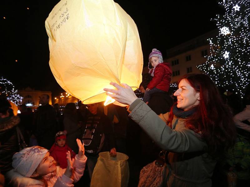 Akce Rozsviťme Ústí přilákala na Lidické náměstí na tisíc lidí. Lampiony v podvečer zaplnily oblohu nad městem.