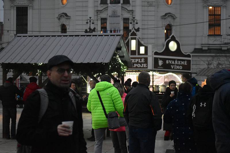 V pátek 26. listopadu začaly Adventní trhy na ústeckém Lidickém a Kostelním náměstí. Kvůli vládním nařízením ale musely už v 18:00 skončit. Trvaly tedy pouhý den.