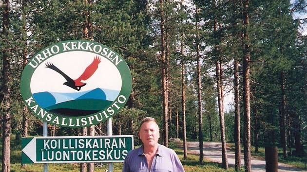 Do Helsinek, kde Emil Zátopek získal 3 zlaté olympijské medaile, na Bombu a  pak přes podledovcový esker na sever. Na snímku cestovatel Ervín Dostálek.