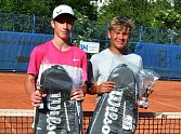 Tenisté Pavel Douda (vlevo), vítěz Oblastního přeboru starších žáků 2019, a Filip Macháček (stříbro) spolu získali také titul ve čtyřhře.
