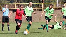 Fotbalisté Svádova (v zelenočerném) porazili doma Hostovice 1:0. Foto: Deník/Rudolf Hoffmann