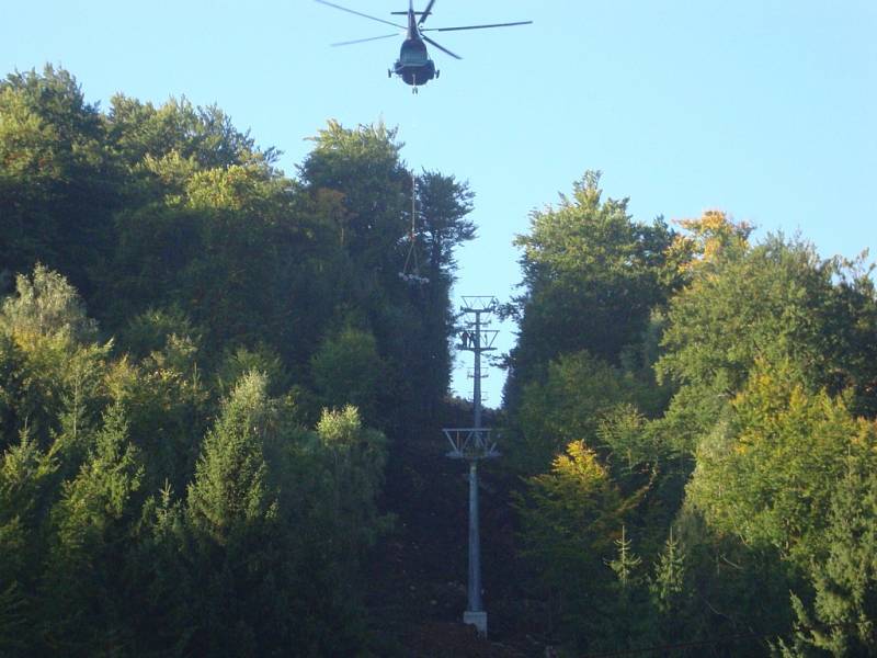 Se sloupy při stavbě lanovky pomohl vrtulník.