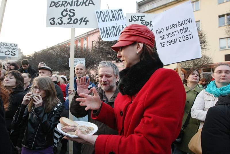 Shromáždění na Lidickém náměstí na podporu ústeckého Činoherního studia.