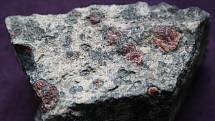 Granáty jsou skupinou složitých křemičitanů. Krystalují v krychlové soustavě, charakteristickým je pro ně kosočtverečný dvanáctistěn, laicky nazývaný granátotvar. 