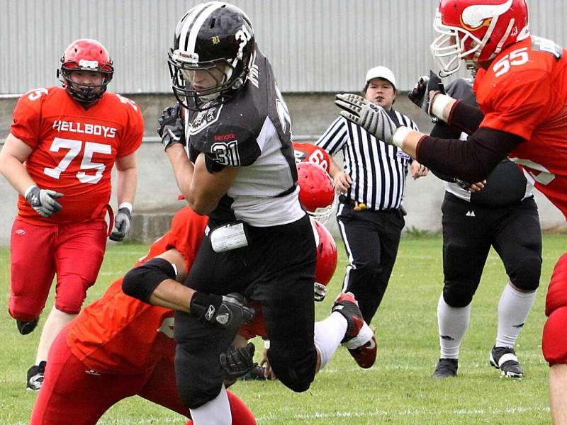 Američtí fotbalisté SC Blades Ústí (černí) doma porazili Hellboys České Budějovice 34:11.