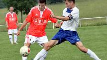 Fotbalisté Hostovic (oranžoví) porazili Trmice 2:1 po penaltách a převzali pohár za vítězství v soutěži.