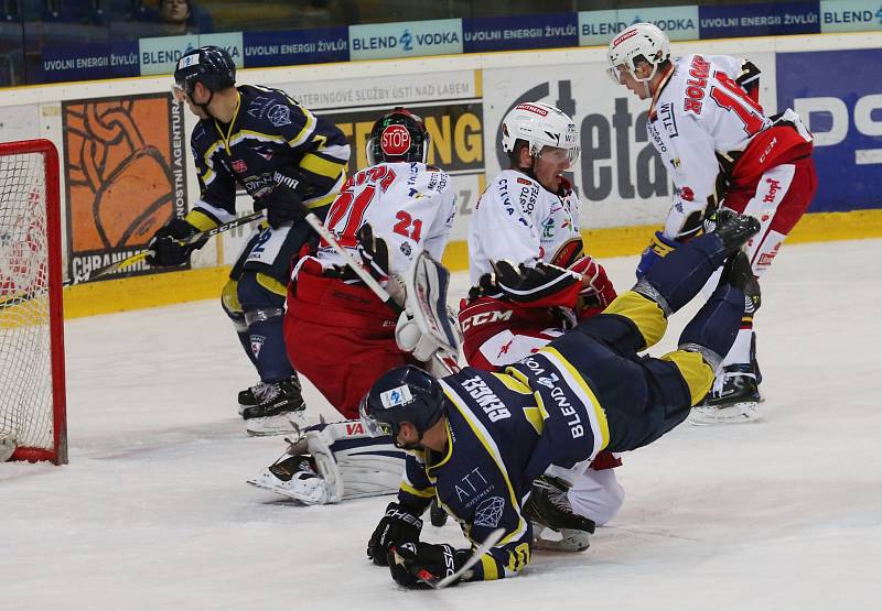 Hokejisté Ústí (modro-žlutí) doma porazili Prostějov 3:2.