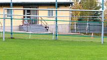 Fotbalové hřiště v Hostovicích je kuriózní sklonem v podélném i příčném směru. Dolní branka