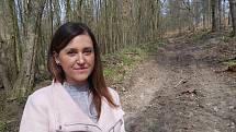 Starostka Homole u Panny Dagmar Mužíková hovoří o zdejším největším problému, kůrovcem zničených lesech, což každoročně představuje náklady dva až tři miliony.