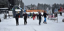 Tisíce lidí přijely v sobotu 26. prosince využít poslední možnost zalyžovat si na krušnohorský Klínovec. Areál, stejně tak jako všechny ostatní v ČR, musí mít od neděle kvůli covidovým opatřením zavřeno.