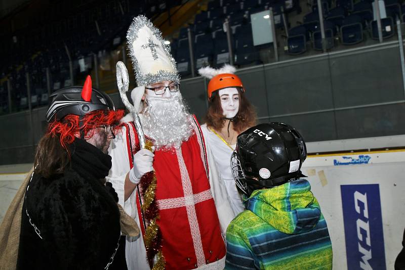 Mikulášské bruslení na zimním stadionu.