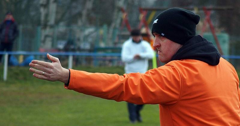 Fotbalisté Chabařovic (bílé dresy) porazili Horní Podluží 3:2.