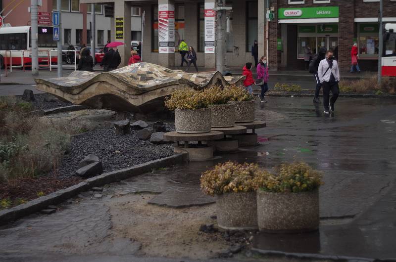 Unikátní plastika Karla Kronycha nazvaná Labe pomalu chátrá.