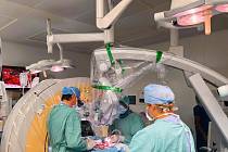 Stou úspěšnou operaci páteře s pomocí robota mají za sebou specialisté z neurochirurgické kliniky v ústecké Masarykově nemocnici.