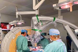 Stou úspěšnou operaci páteře s pomocí robota mají za sebou specialisté z neurochirurgické kliniky v ústecké Masarykově nemocnici.