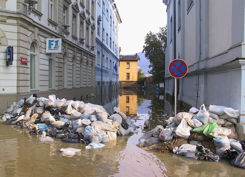 Labe zaplavilo Ústí - snímky ze soboty 17. srpna 2002 ukazují stav v centru města, na hlavním tahu z Ústí do Děčína a v Krásném Březně.