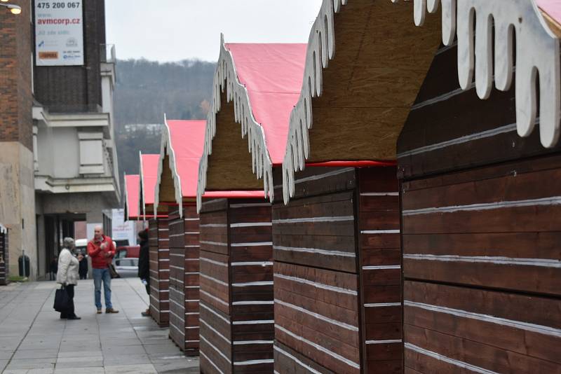 Ústí nad Labem se připravuje na Vánoce. Na Mírovém náměstí už je osazený strom a na Lidickém nachystané stánky.