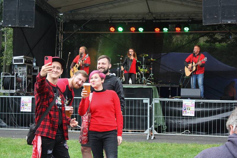 V sobotu. 18. 9. proběhl 7. ročník Fondyfestu. Do Koštova si i přes velmi nabitý program na severu Čech našlo cestu přes 200 fandů dobré hudby, aby viděli vystoupení kapel Fridrich&Fridrich, Black Sabáka, Jokers, F.A.King, IDIO&IDIO a Zakázaný ovoce