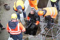 Inspekce ŘSD u povodňové vany v Ústí nad Labem. Kvůli nefunkční klapce už podruhé voda z Labe zaplavila silnici, která měla zůstat průjezdná i při vyšší hladině.