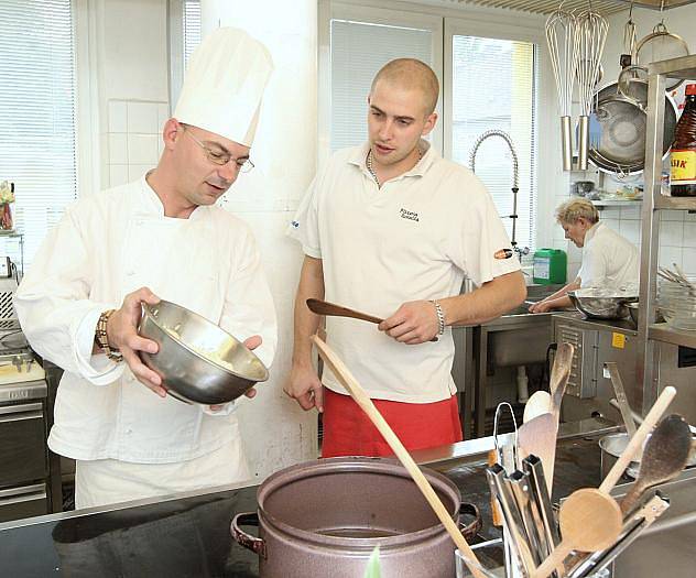 Fotoreportér Deníku oblékl bílou zástěru a na jeden den se stal kuchařem a vařil pokrmy ve zbrusu nové restauraci v areálu litvínovského zimního stadionu.