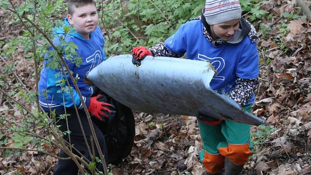 Školáci z Velkého Března v pátek uklidili odpadky a harampádí z lesa Háječku poblíž své základní školy. 