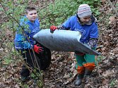 Školáci z Velkého Března v pátek uklidili odpadky a harampádí z lesa Háječku poblíž své základní školy. 